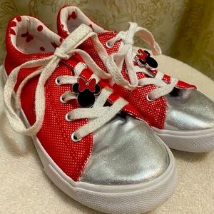 🥰Disney Minnie Mouse Autograph Lace Red Tennis Shoes w/ Charms Sz 4/5, Sneakers